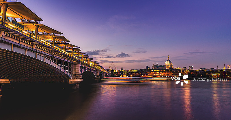 泰晤士河的灯光图片素材