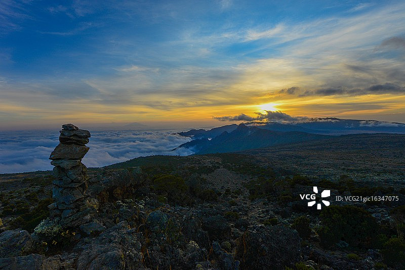 乞力马扎罗山日落图片素材