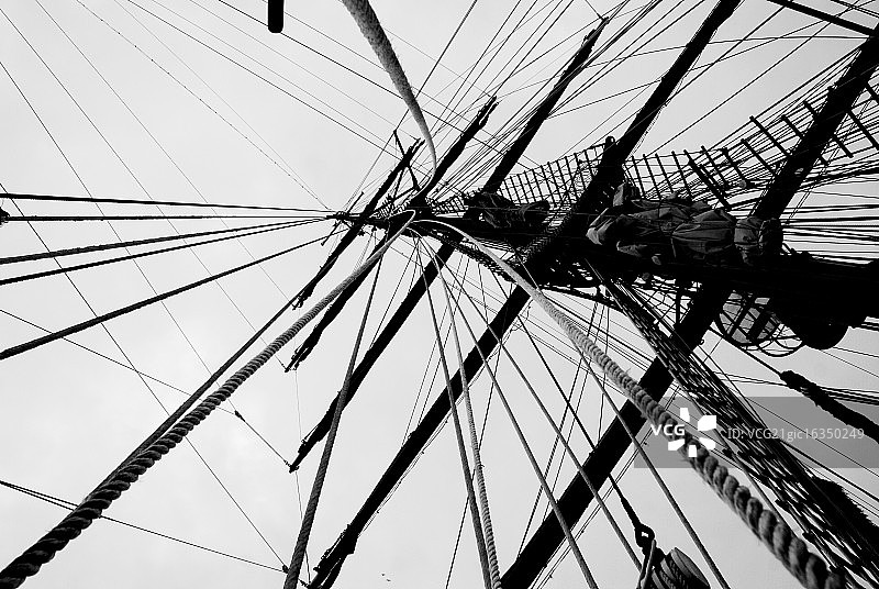 高耸的帆船图片素材