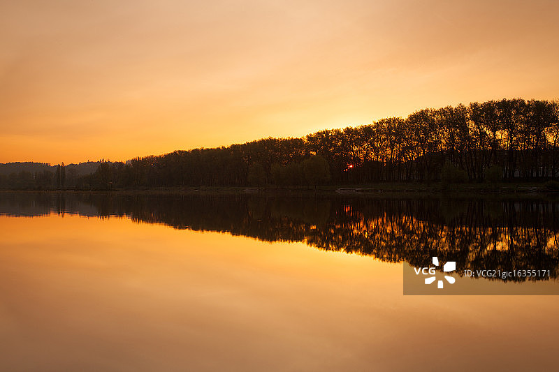 伏尔塔瓦河日出图片素材