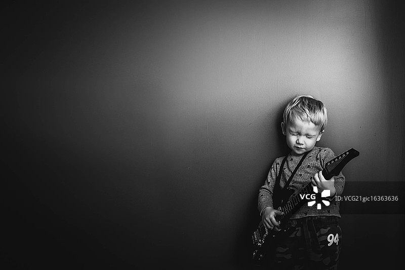 弹吉他的小男孩图片素材