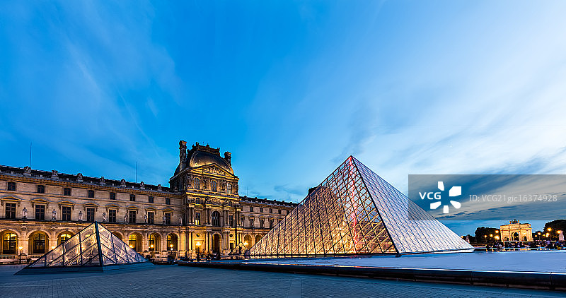 Louvre museum at dusk, Paris, France图片素材