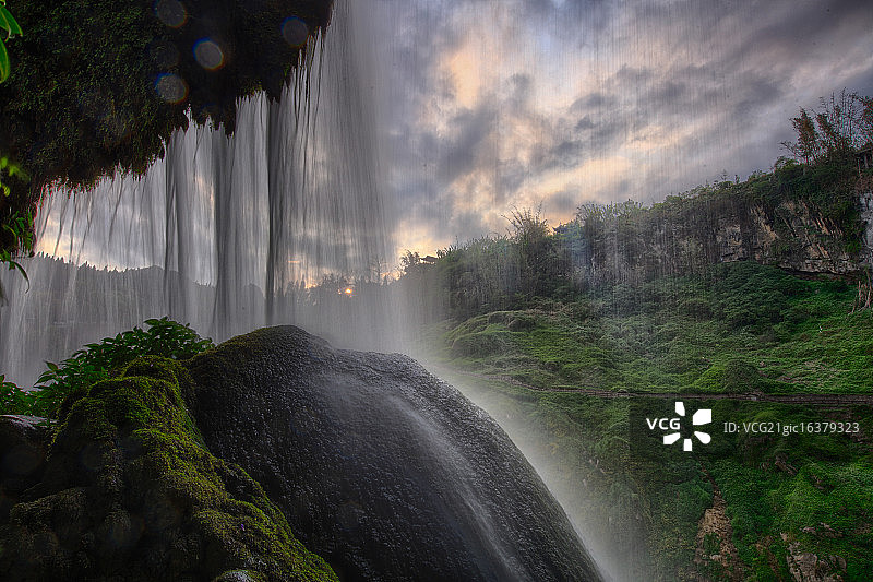 贵州贵阳黄果树瀑布水帘洞内右黄昏图片素材