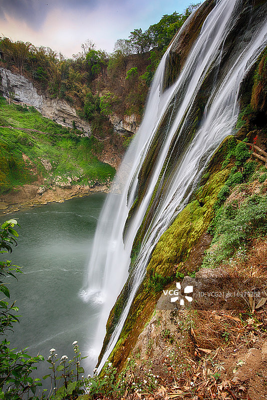 贵州贵阳黄果树瀑布水帘洞外左蓝天图片素材
