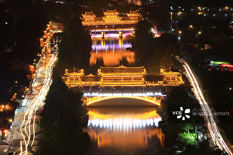 贵州贵阳千户苗寨黄昏繁星跨河桥车灯图片素材