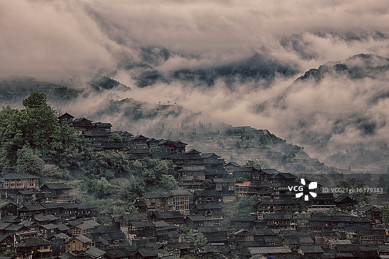 贵州贵阳千户苗寨阴天雾气暗图片素材