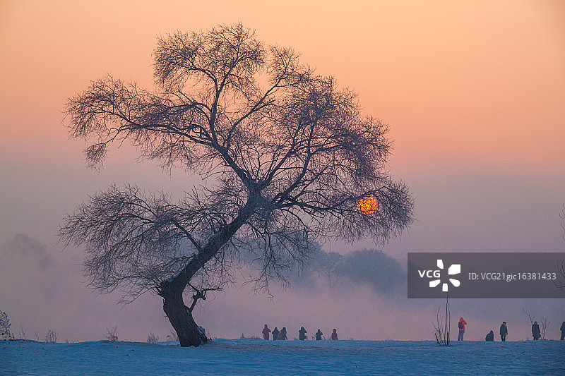 吉林市雾凇岛日出时的游人图片素材