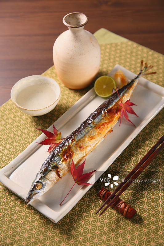 日式太平洋秋刀鱼料理图片素材