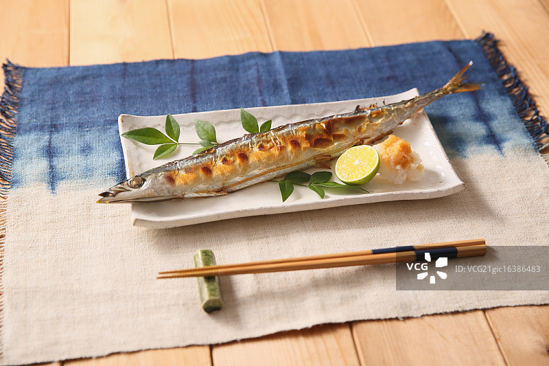 日式太平洋秋刀鱼料理图片素材