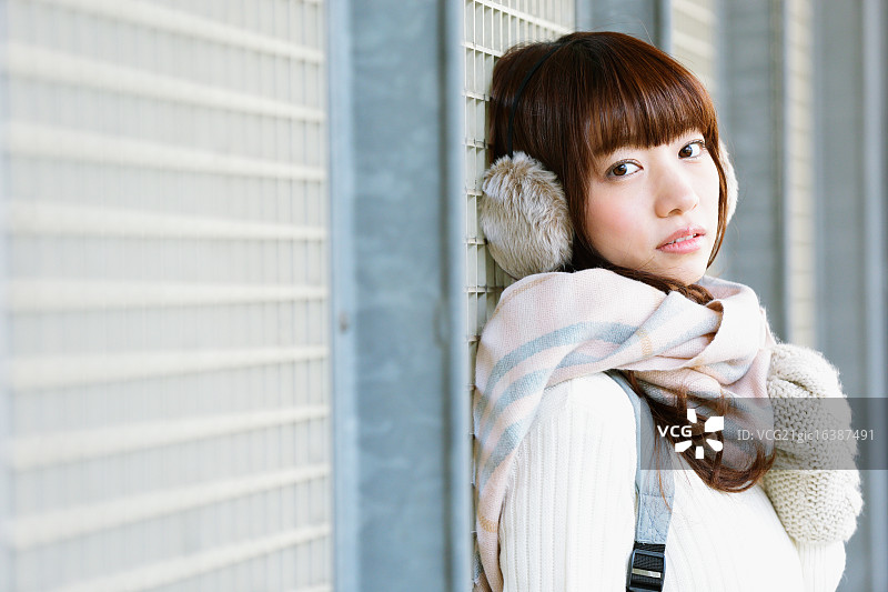 在冬日晴天戴着围巾的有吸引力的日本女人图片素材