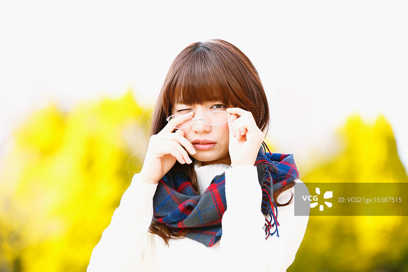 冬季感到不适的迷人日本女性图片素材