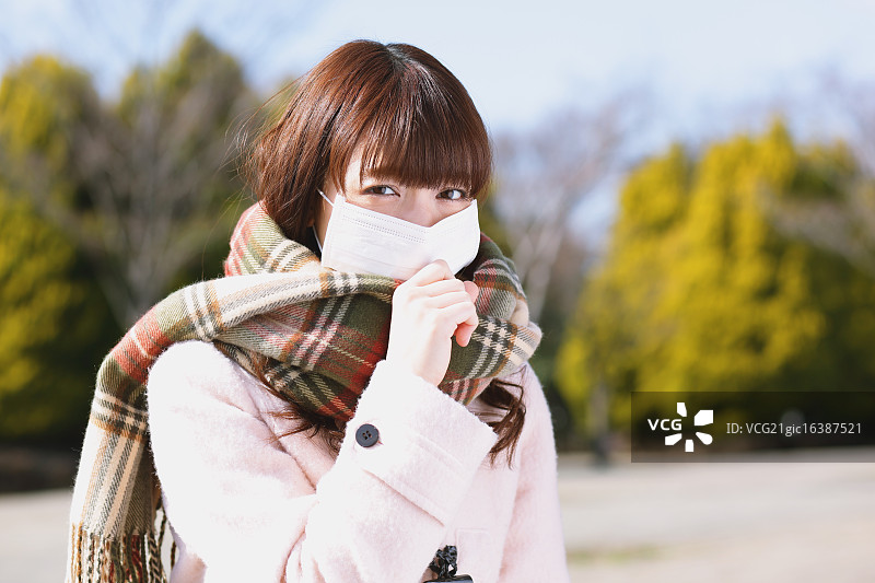 冬季感到不适的迷人日本女性图片素材
