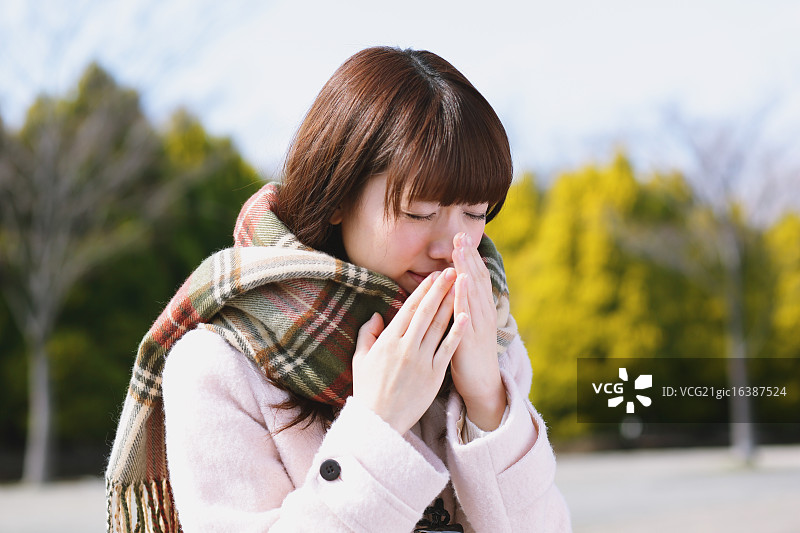 冬季感到不适的迷人日本女性图片素材