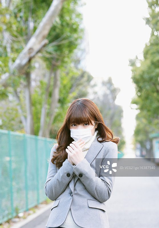 冬季感到不适的迷人日本女性图片素材