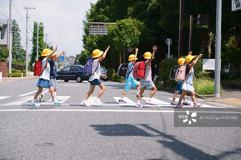 过马路的日本学生图片素材