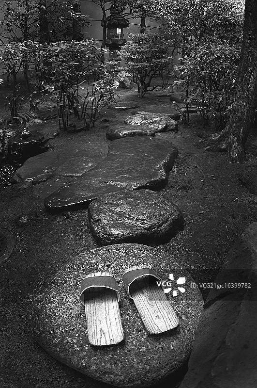 日式花园中的木屐图片素材