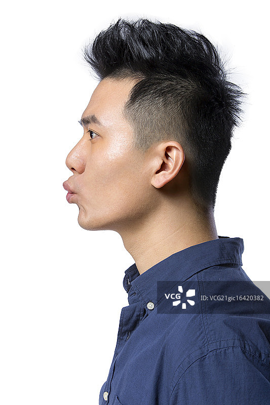 年轻男子亲吻图片素材