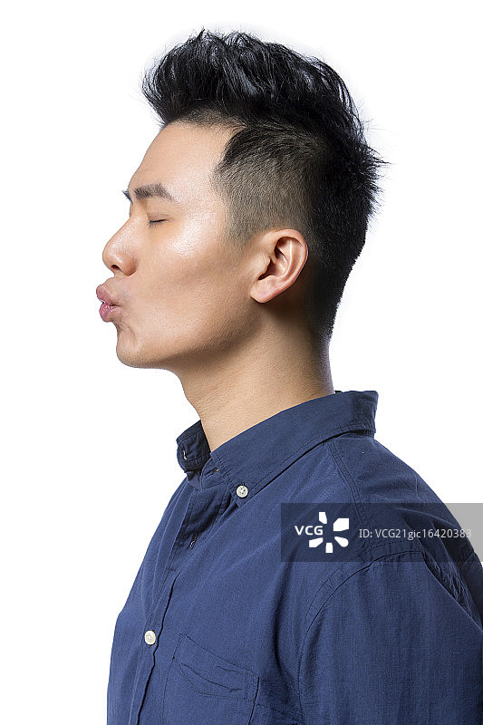 年轻男子亲吻图片素材