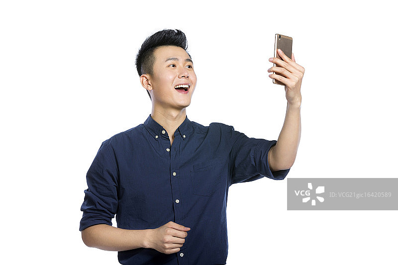 使用智能手机的青年男子图片素材