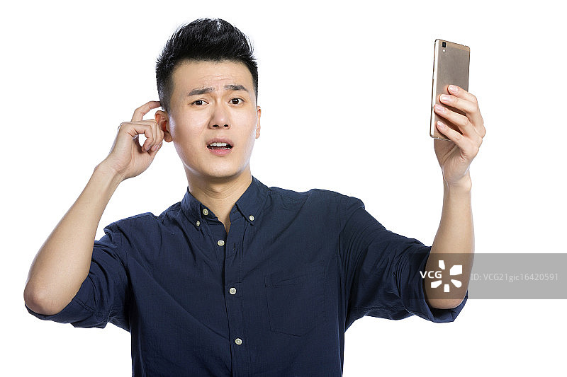 使用智能手机的青年男子图片素材