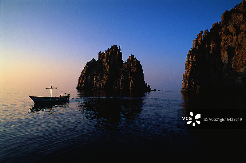 巨型海蚀柱附近的小船图片素材