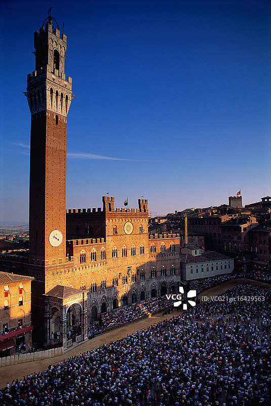 人群聚集观看赛马节。图片素材