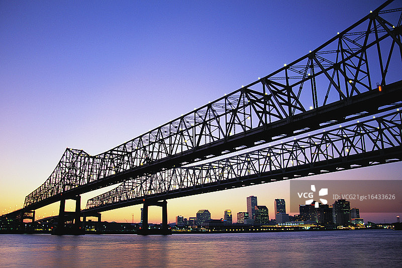 暮光下的新奥尔良大桥图片素材
