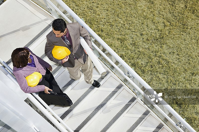 携带安全帽的商人图片素材