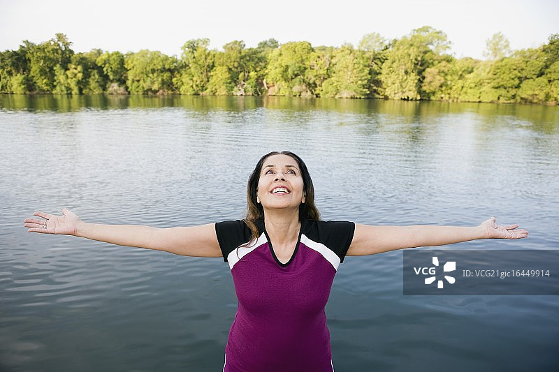 湖边的女人图片素材