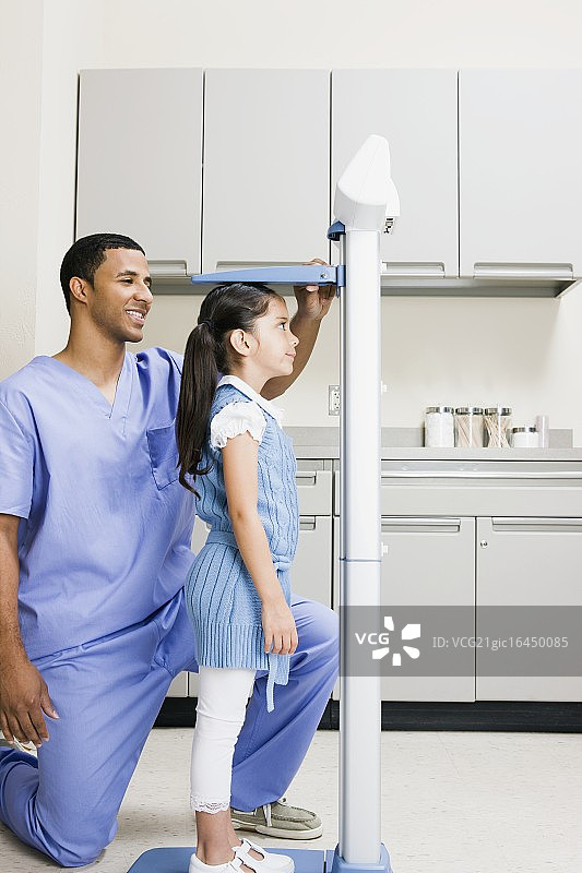 护士测量女孩身高图片素材