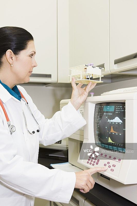 医生分析血液测试结果图片素材