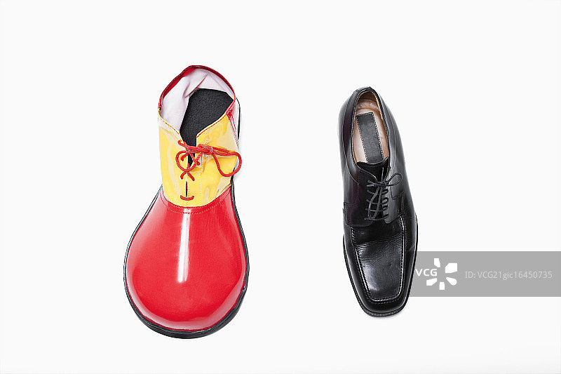 正装鞋和小丑鞋图片素材