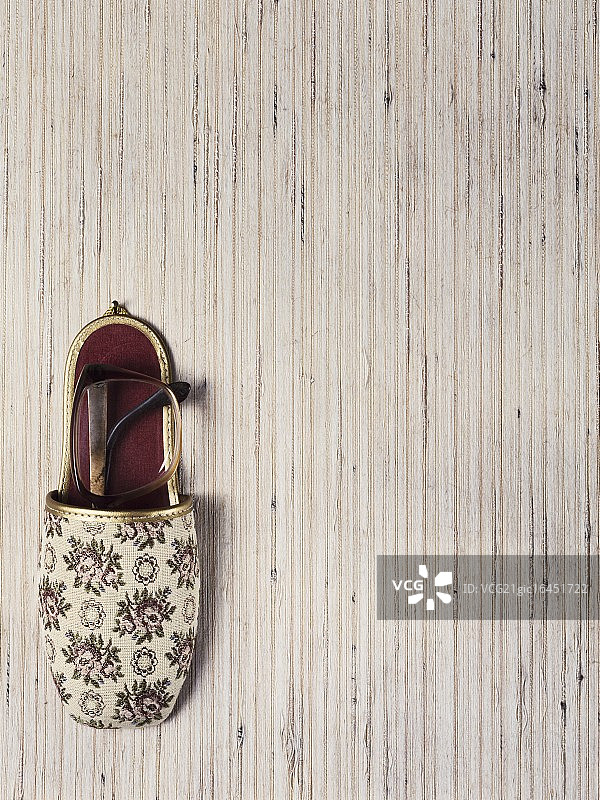 拖鞋和老花镜图片素材