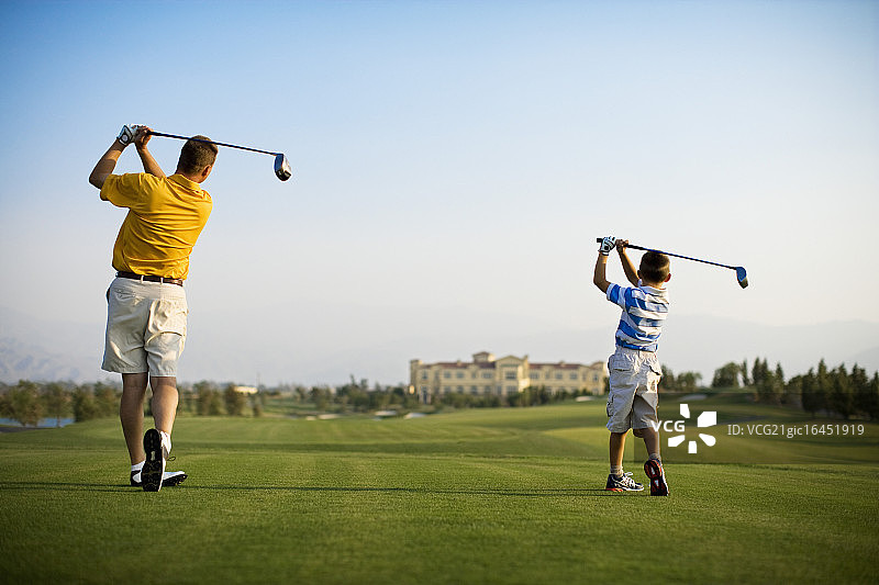 父子打高尔夫图片素材