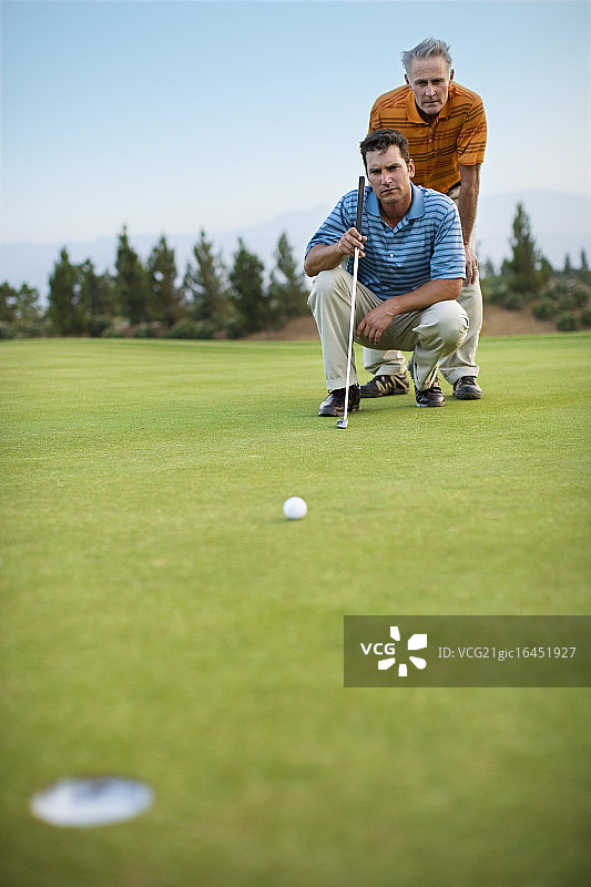 高尔夫球手瞄准推杆图片素材