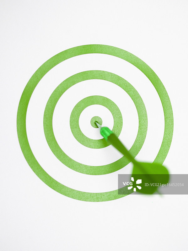 绿色飞镖命中绿色靶心图片素材