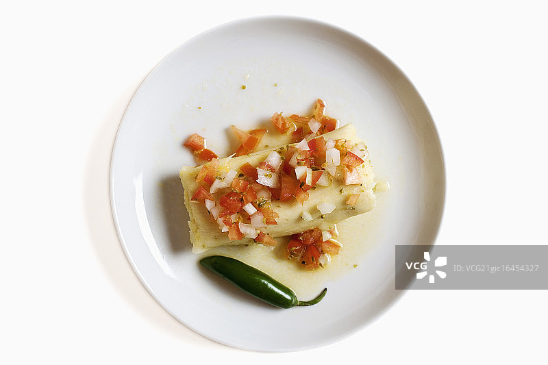 盘中的玉米粉蒸肉和辣椒图片素材