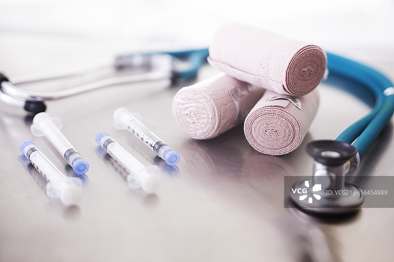 针头、听诊器和弹性绷带图片素材