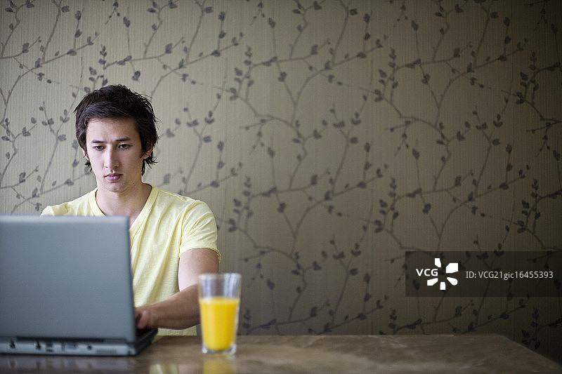 使用笔记本电脑的年轻人图片素材