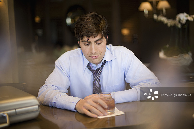 在酒吧喝酒的商人图片素材