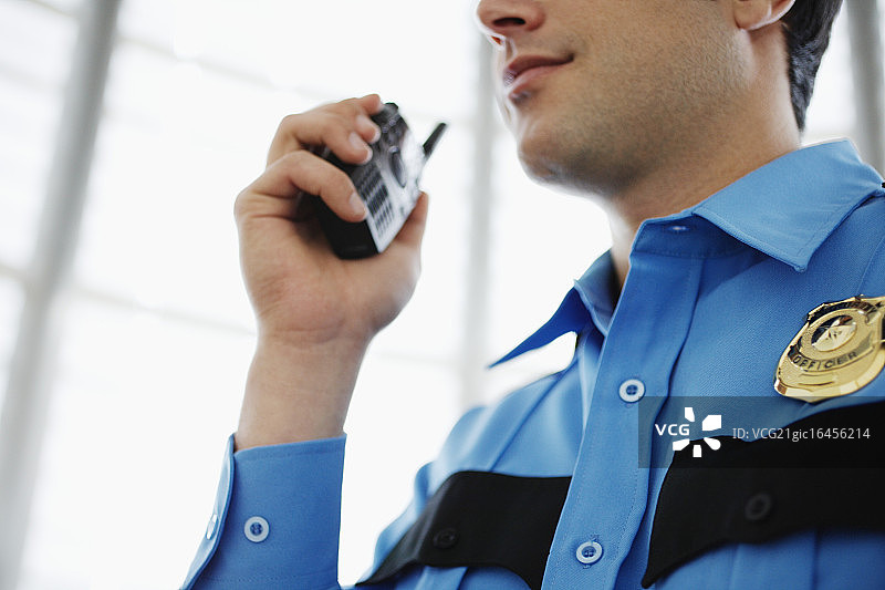 警察使用对讲机图片素材