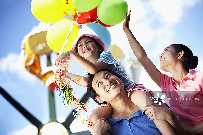 在游乐园的家庭图片素材