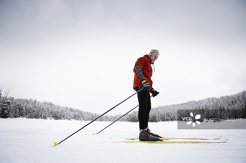 年轻男人滑雪图片素材