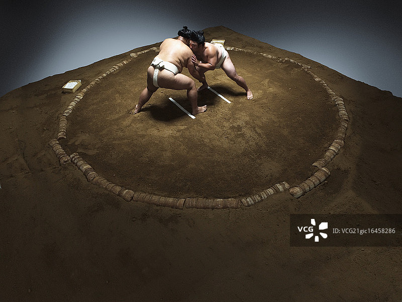 相扑选手在擂台上对决图片素材