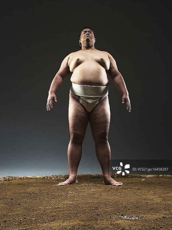 相扑选手在赛场上图片素材