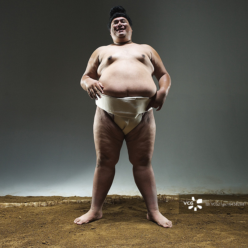 相扑选手在赛场上图片素材