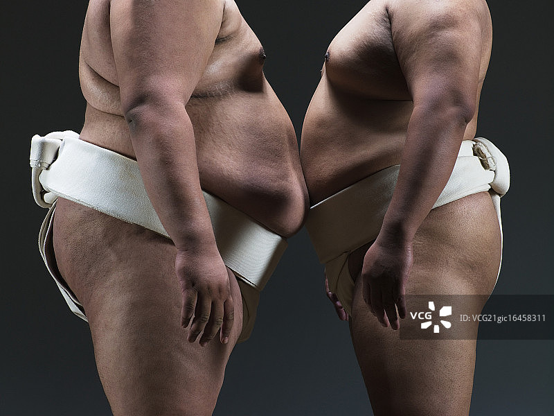 相扑选手肚皮相对站立图片素材