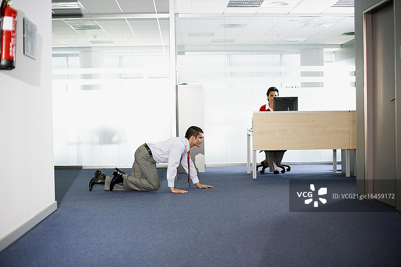 商务人士爬过秘书的桌子图片素材