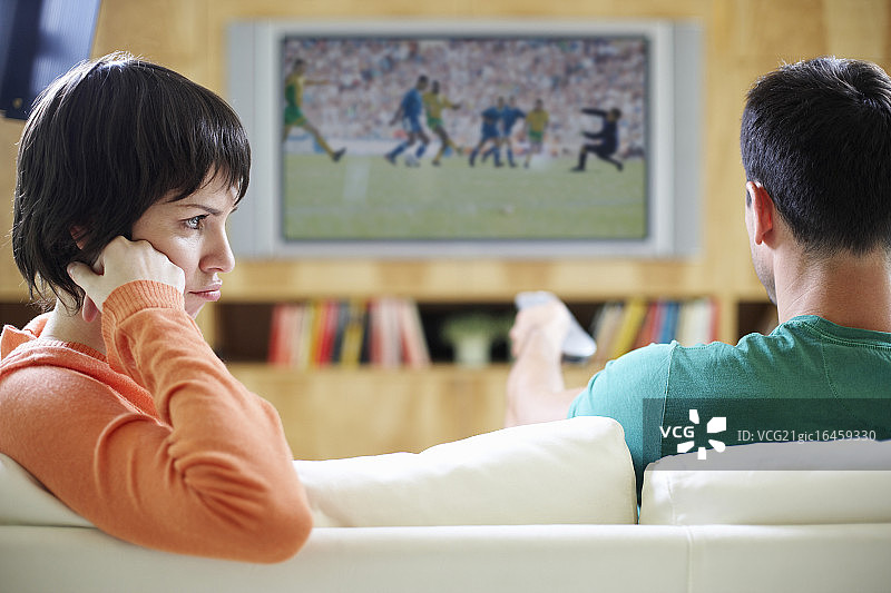 情侣一起看电视图片素材