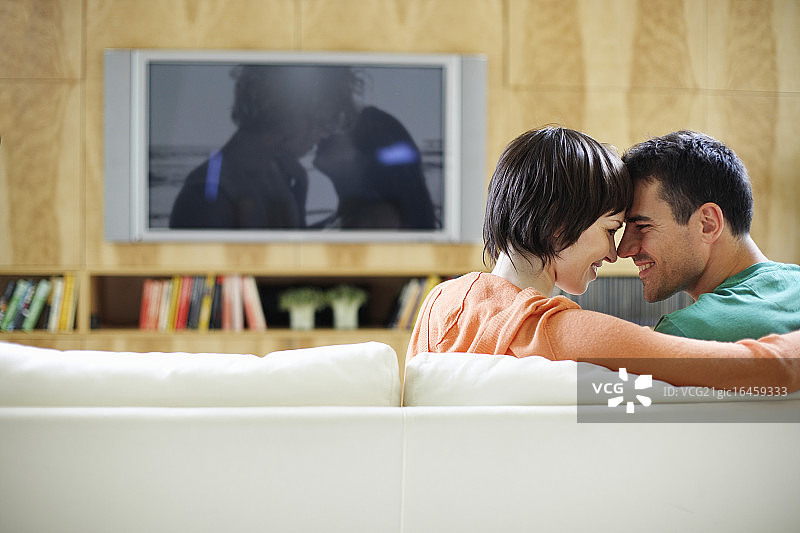 亲密的情侣图片素材